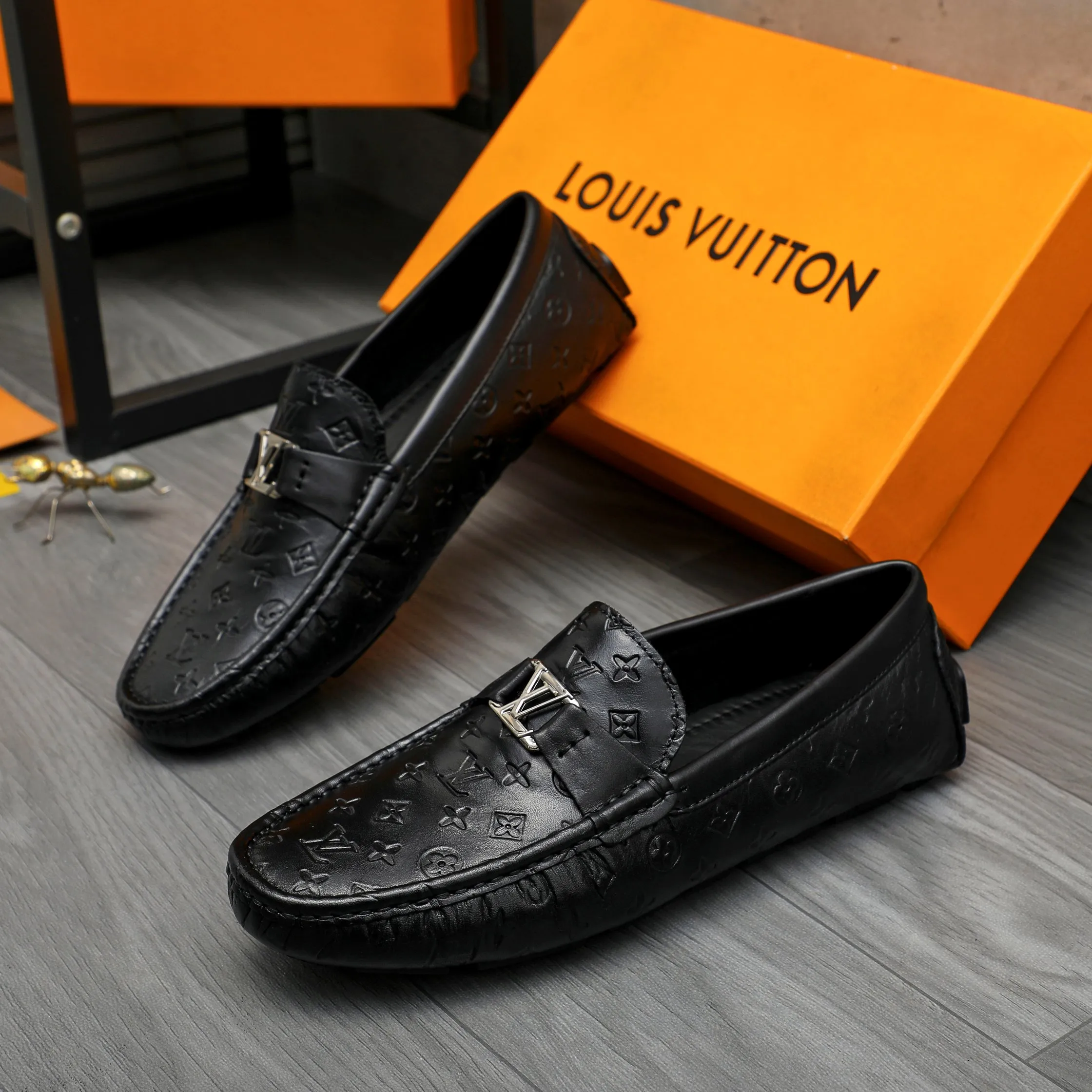 Men's shoes 💰p420 Product trademark: LV (Louis Vuitton) casual slip-on men's shoes Regular size: 38-44 Product materials: Selected high-quality cowhide embossed upper, sheepskin lining, rubber outsole